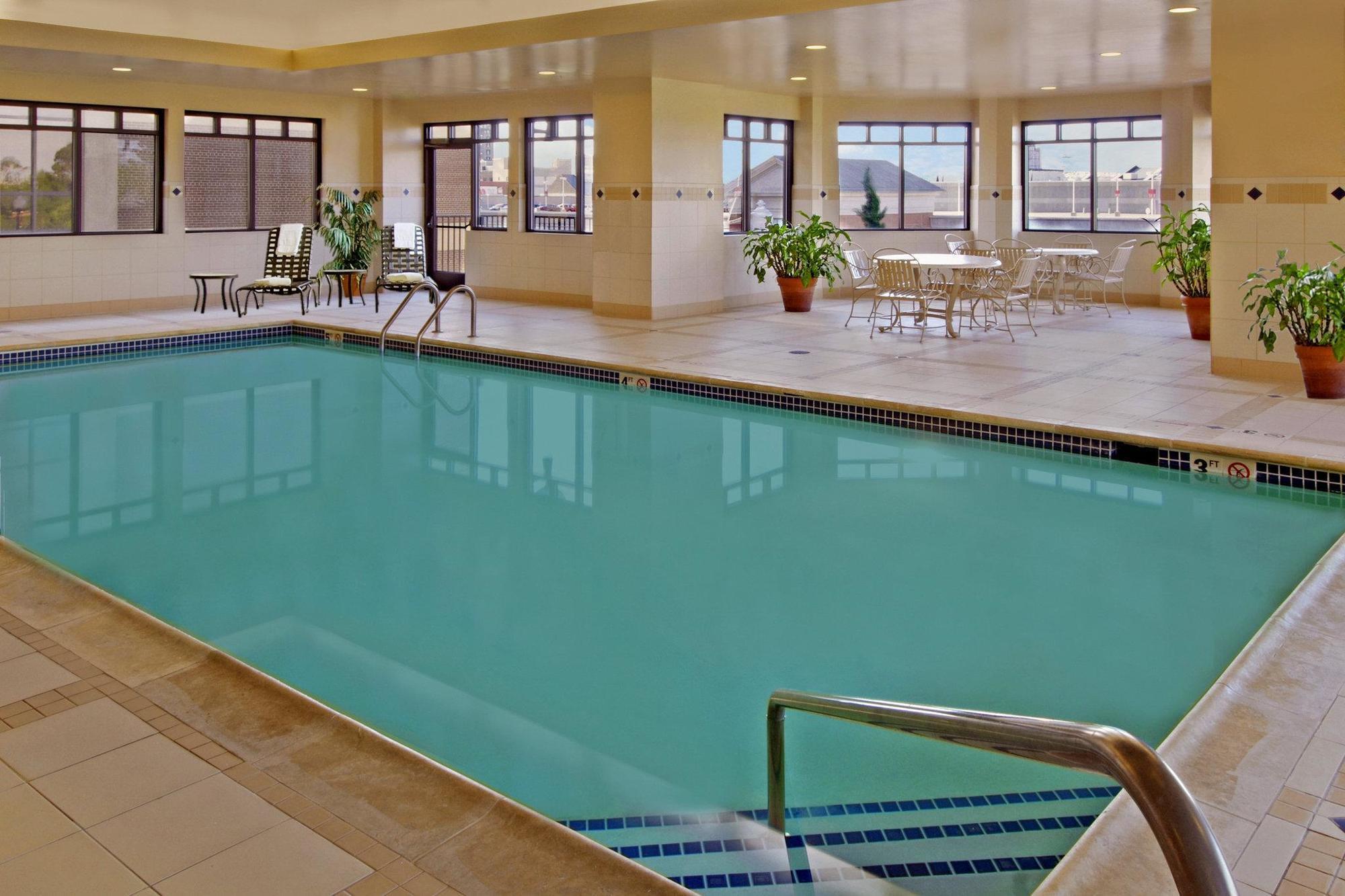 Courtyard By Marriott Downtown Hotel